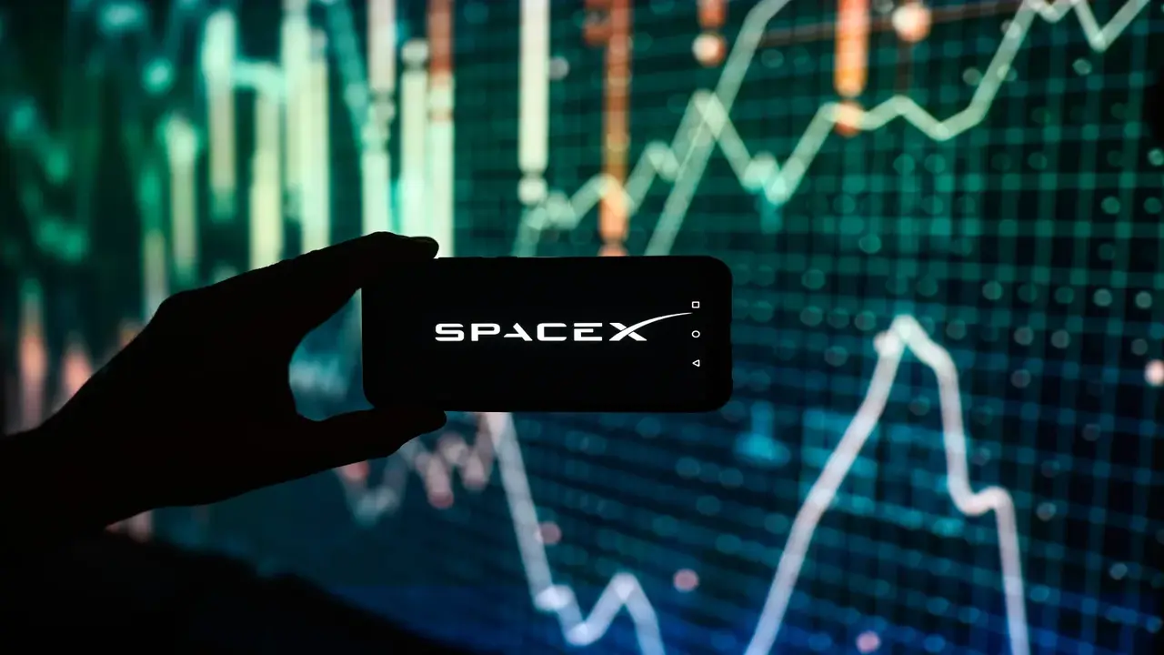 تشارتر وسبيس إكس تتفاوضان على شراكة جديدة في سوق الهواتف المحمولة بأميركا
